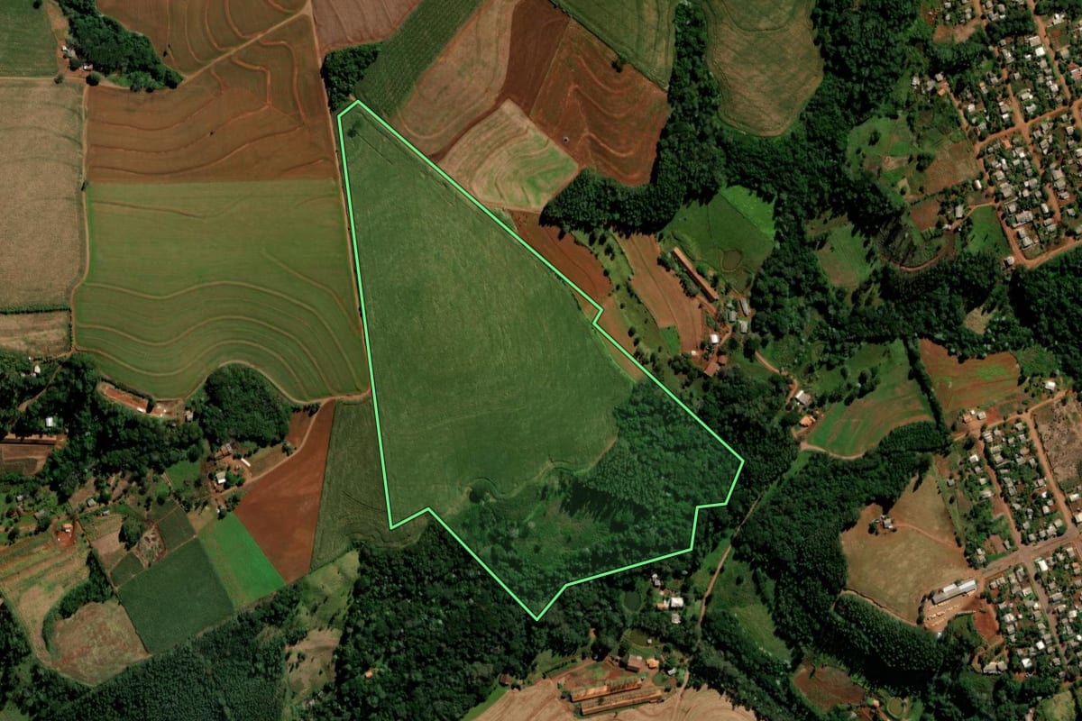 Imagem de satélite do imóvel rural em Ibema (PR), com o contorno declarado no CAR desenhado por cima.