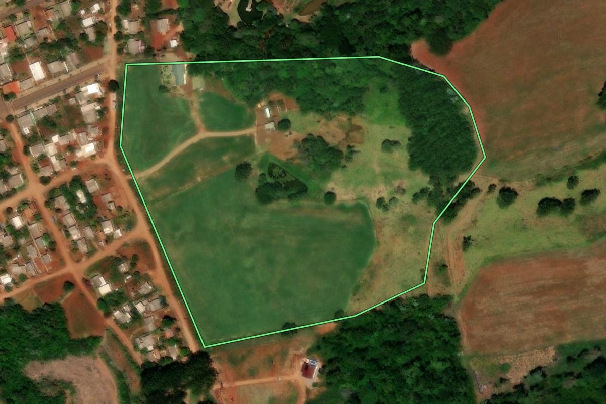 Imagem de satélite do imóvel rural em Ibema (PR), com o contorno declarado no CAR desenhado por cima.