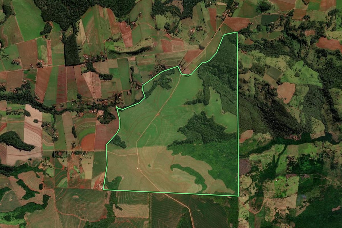 Imagem de satélite do imóvel rural em Ibema (PR), com o contorno declarado no CAR desenhado por cima.