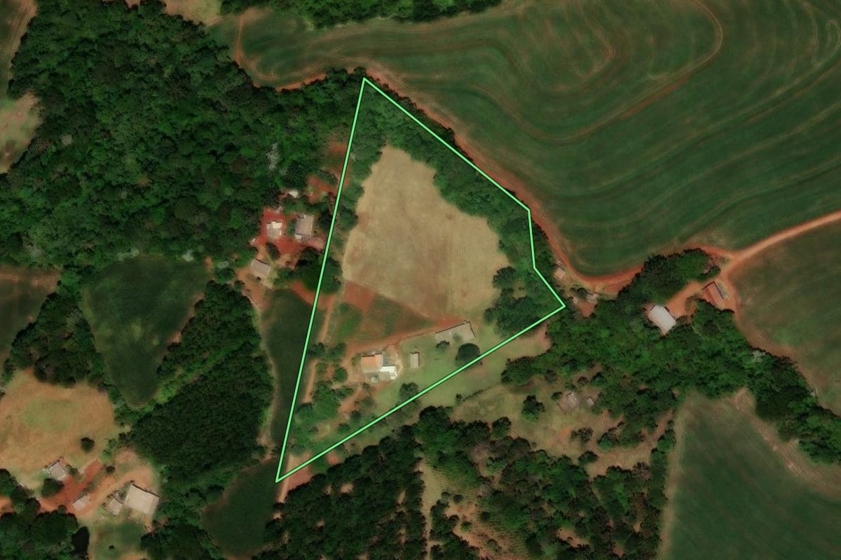 Imagem de satélite do imóvel rural em Ibema (PR), com o contorno declarado no CAR desenhado por cima.