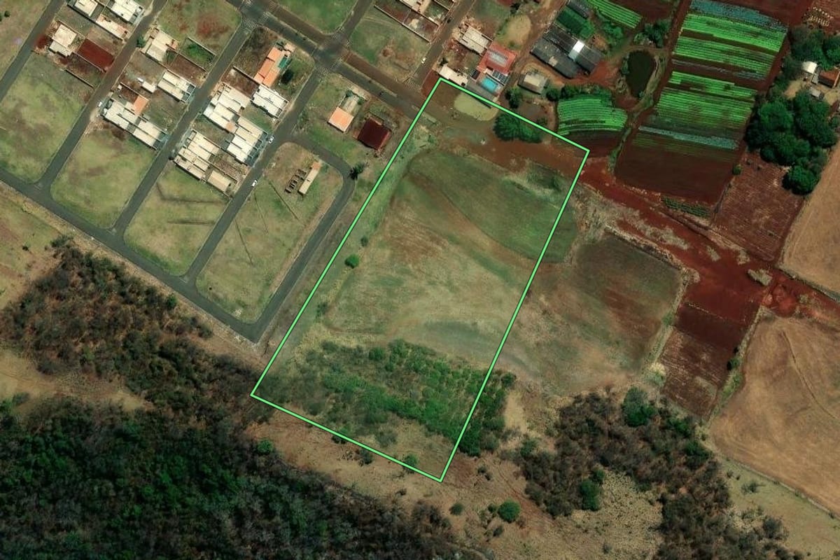 Imagem de satélite do imóvel rural em Ibiporã (PR), com o contorno declarado no CAR desenhado por cima.