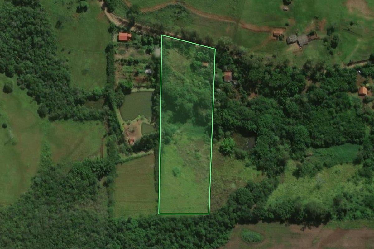 Imagem de satélite do imóvel rural em Ibiporã (PR), com o contorno declarado no CAR desenhado por cima.