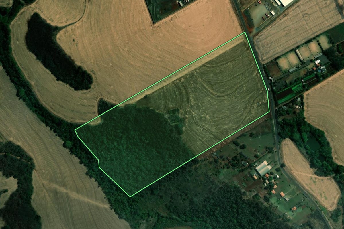 Imagem de satélite do imóvel rural em Ibiporã (PR), com o contorno declarado no CAR desenhado por cima.