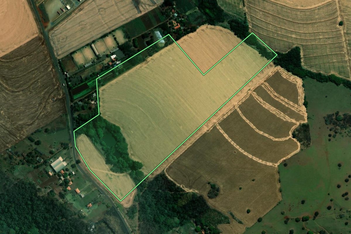 Imagem de satélite do imóvel rural em Ibiporã (PR), com o contorno declarado no CAR desenhado por cima.