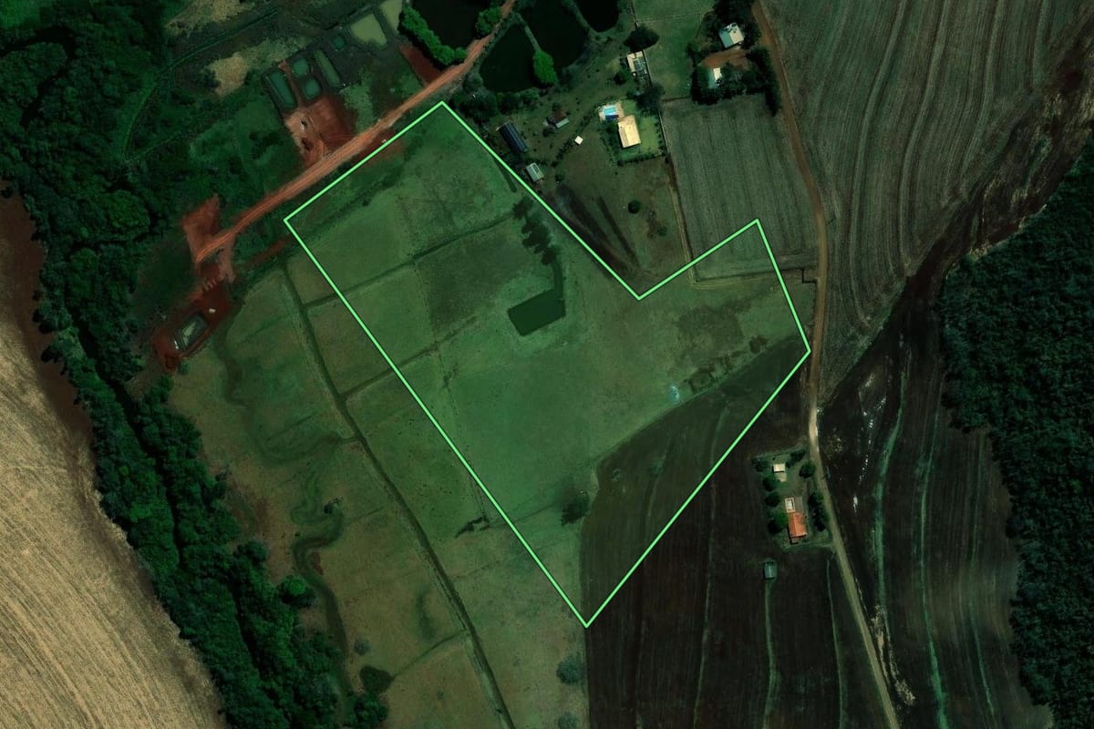 Imagem de satélite do imóvel rural em Ibiporã (PR), com o contorno declarado no CAR desenhado por cima.