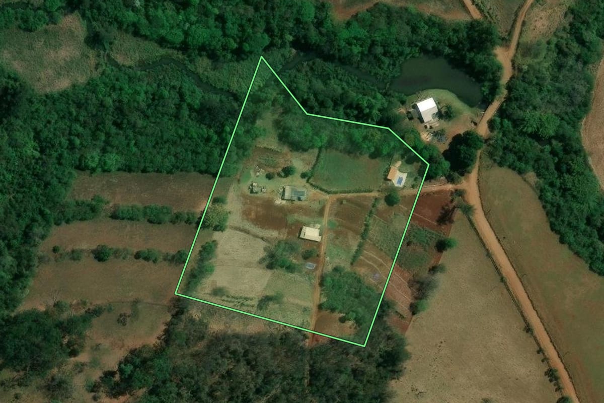 Imagem de satélite do imóvel rural em Ibiporã (PR), com o contorno declarado no CAR desenhado por cima.