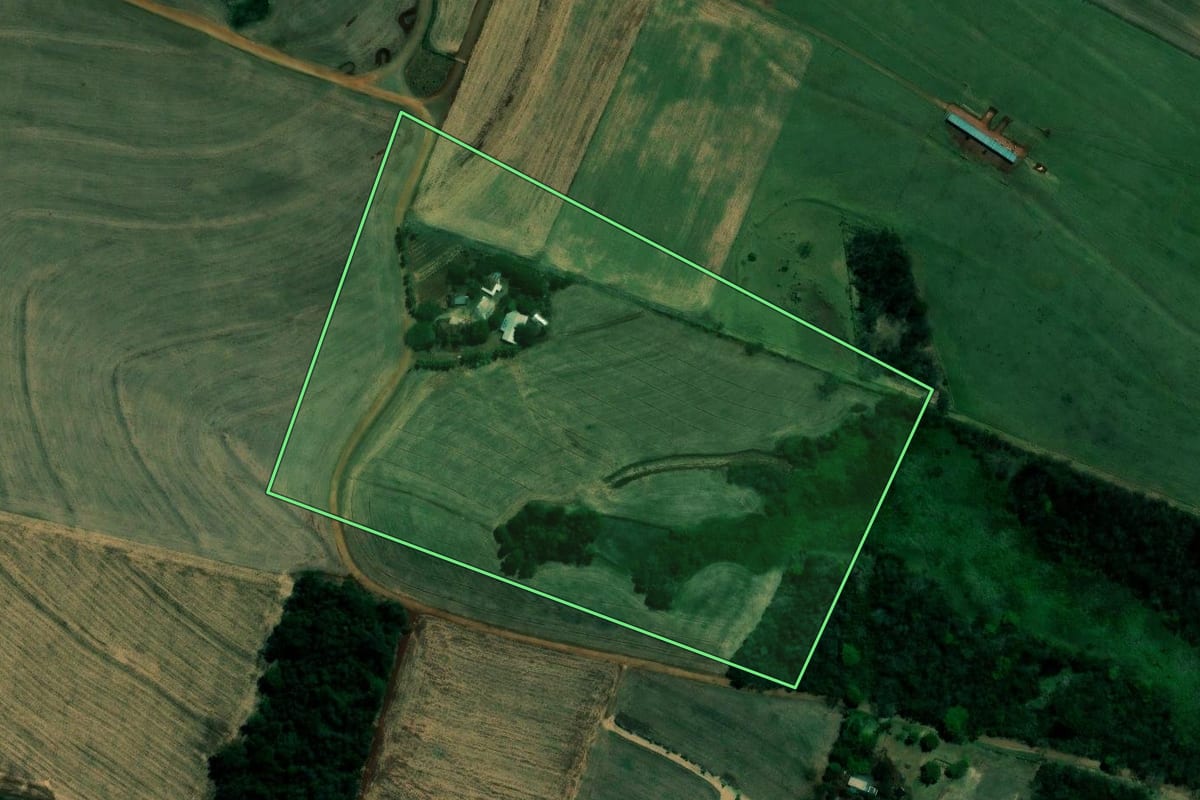 Imagem de satélite do imóvel rural em Ibiporã (PR), com o contorno declarado no CAR desenhado por cima.