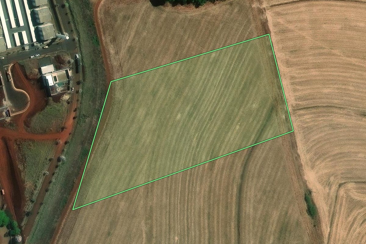 Imagem de satélite do imóvel rural em Ibiporã (PR), com o contorno declarado no CAR desenhado por cima.