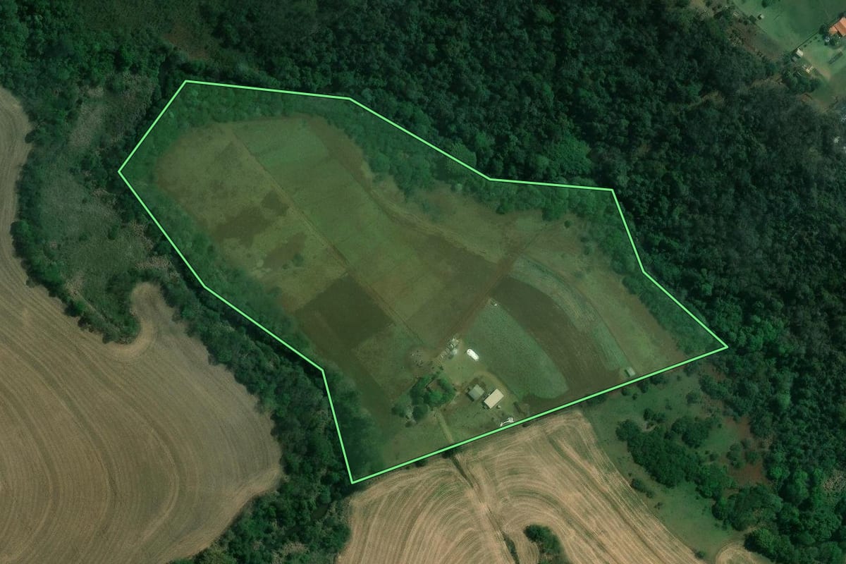 Imagem de satélite do imóvel rural em Ibiporã (PR), com o contorno declarado no CAR desenhado por cima.