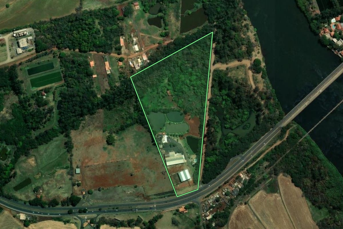 Imagem de satélite do imóvel rural em Ibiporã (PR), com o contorno declarado no CAR desenhado por cima.