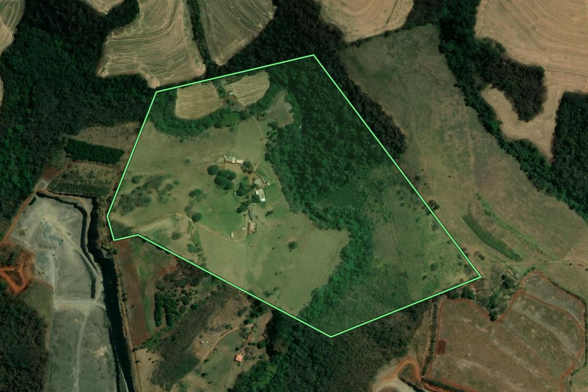 Imagem de satélite do imóvel rural em Ibiporã (PR), com o contorno declarado no CAR desenhado por cima.