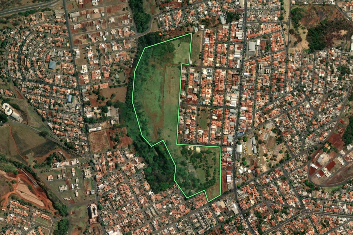 Imagem de satélite do imóvel rural em Ibiporã (PR), com o contorno declarado no CAR desenhado por cima.