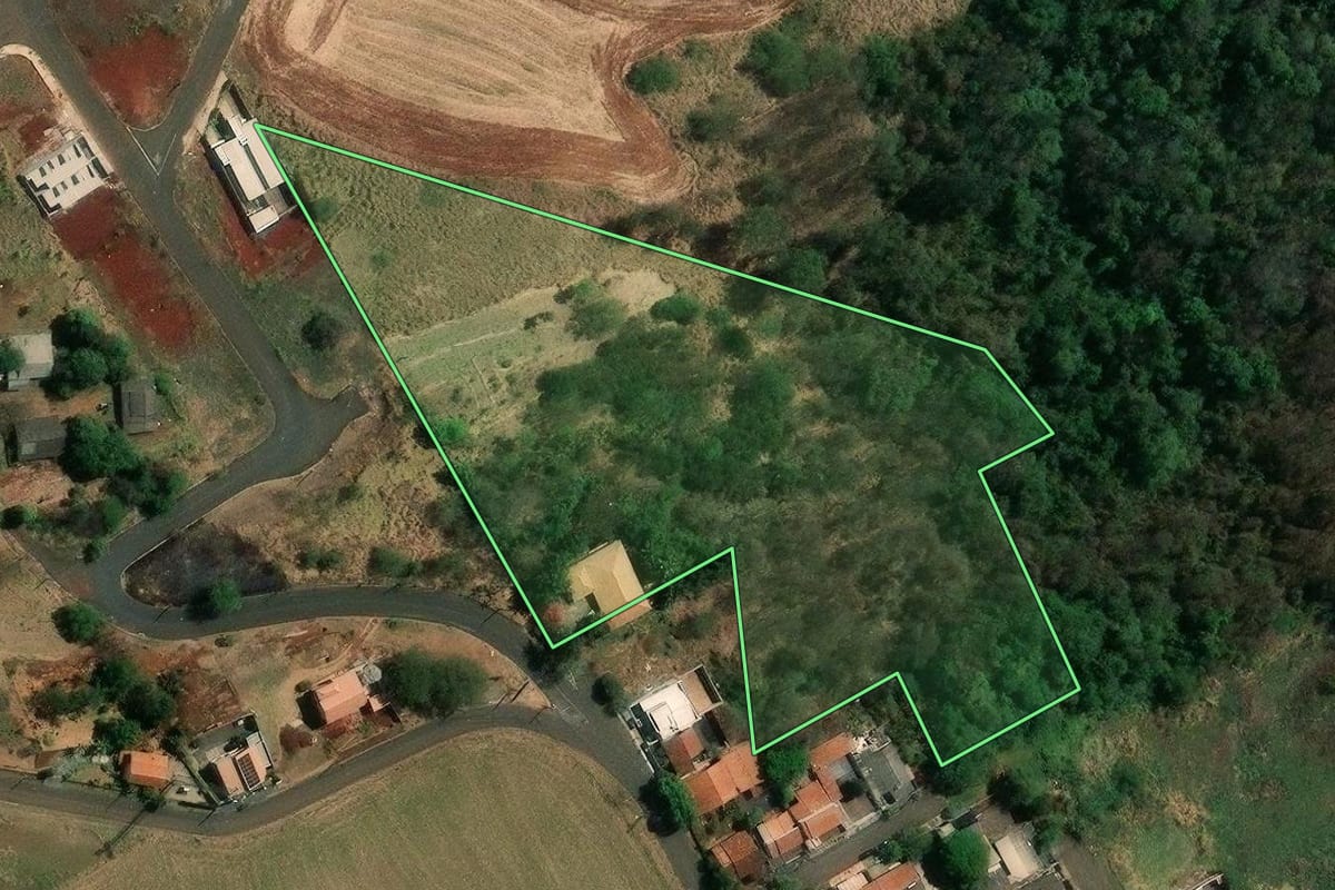 Imagem de satélite do imóvel rural em Ibiporã (PR), com o contorno declarado no CAR desenhado por cima.