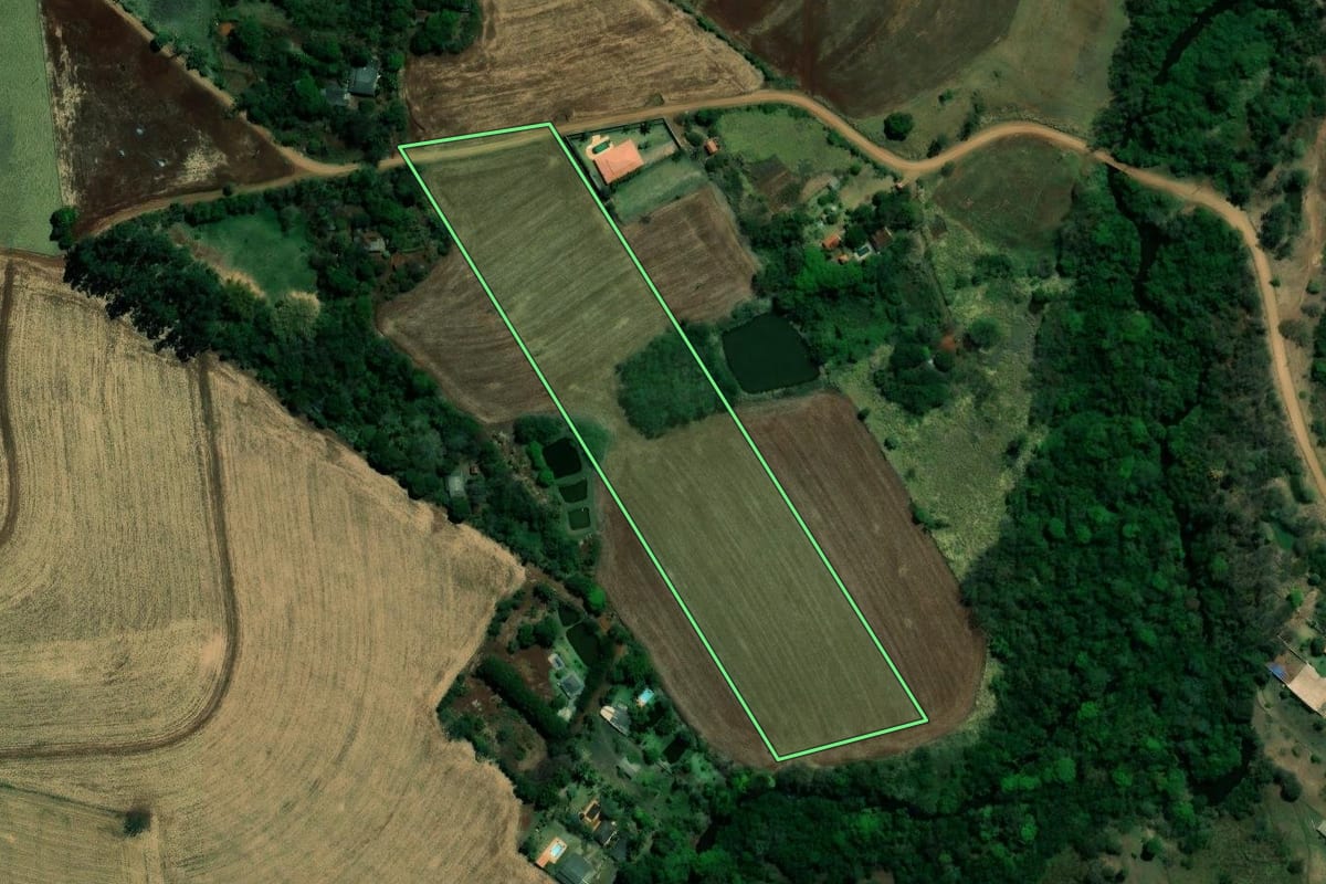 Imagem de satélite do imóvel rural em Ibiporã (PR), com o contorno declarado no CAR desenhado por cima.