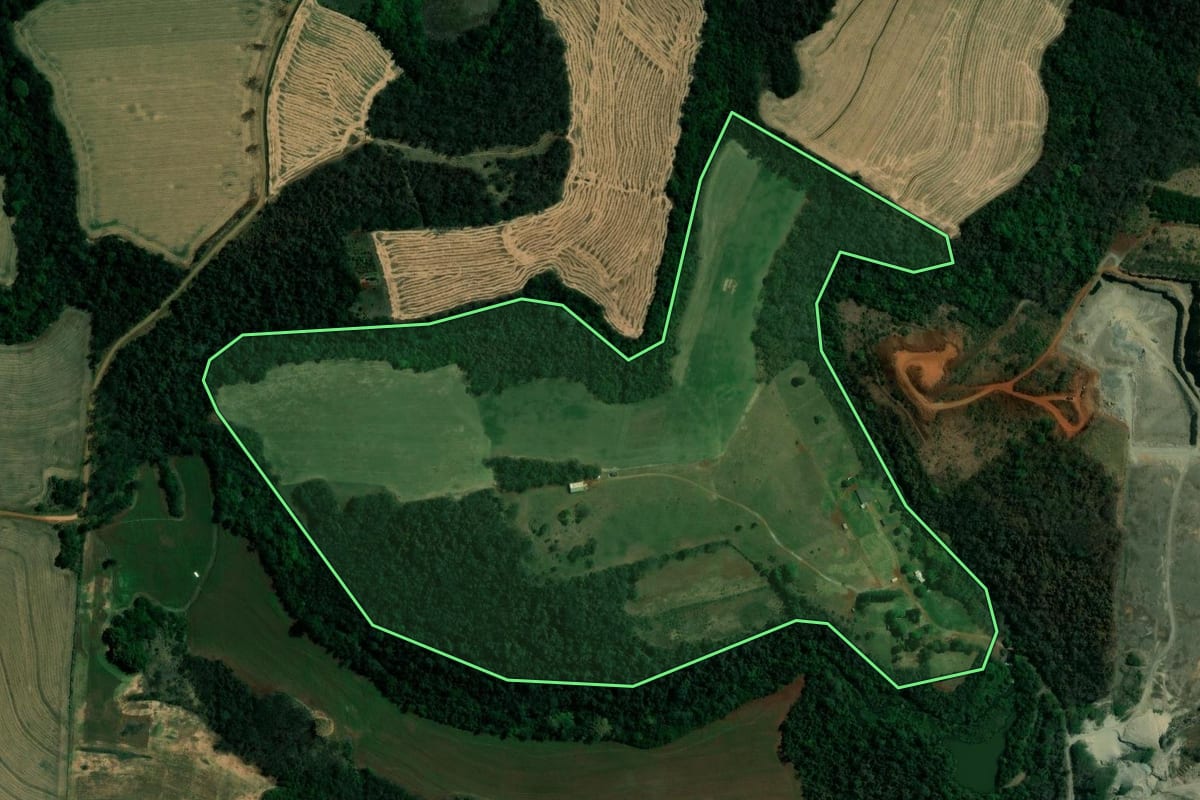 Imagem de satélite do imóvel rural em Ibiporã (PR), com o contorno declarado no CAR desenhado por cima.