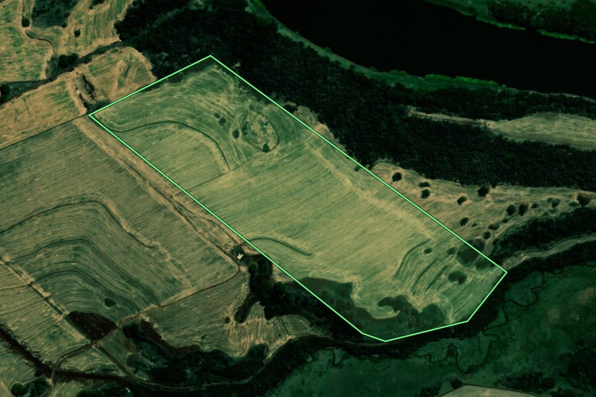 Imagem de satélite do imóvel rural em Ibiporã (PR), com o contorno declarado no CAR desenhado por cima.