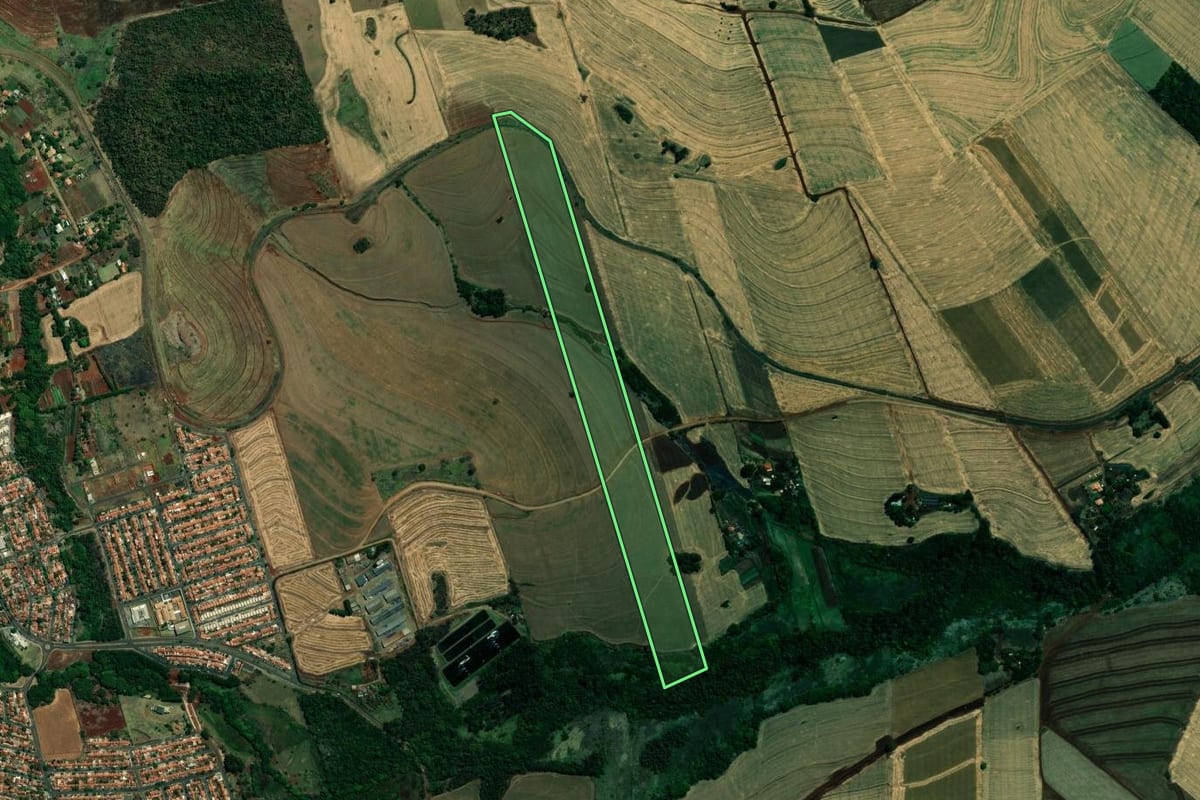 Imagem de satélite do imóvel rural em Ibiporã (PR), com o contorno declarado no CAR desenhado por cima.