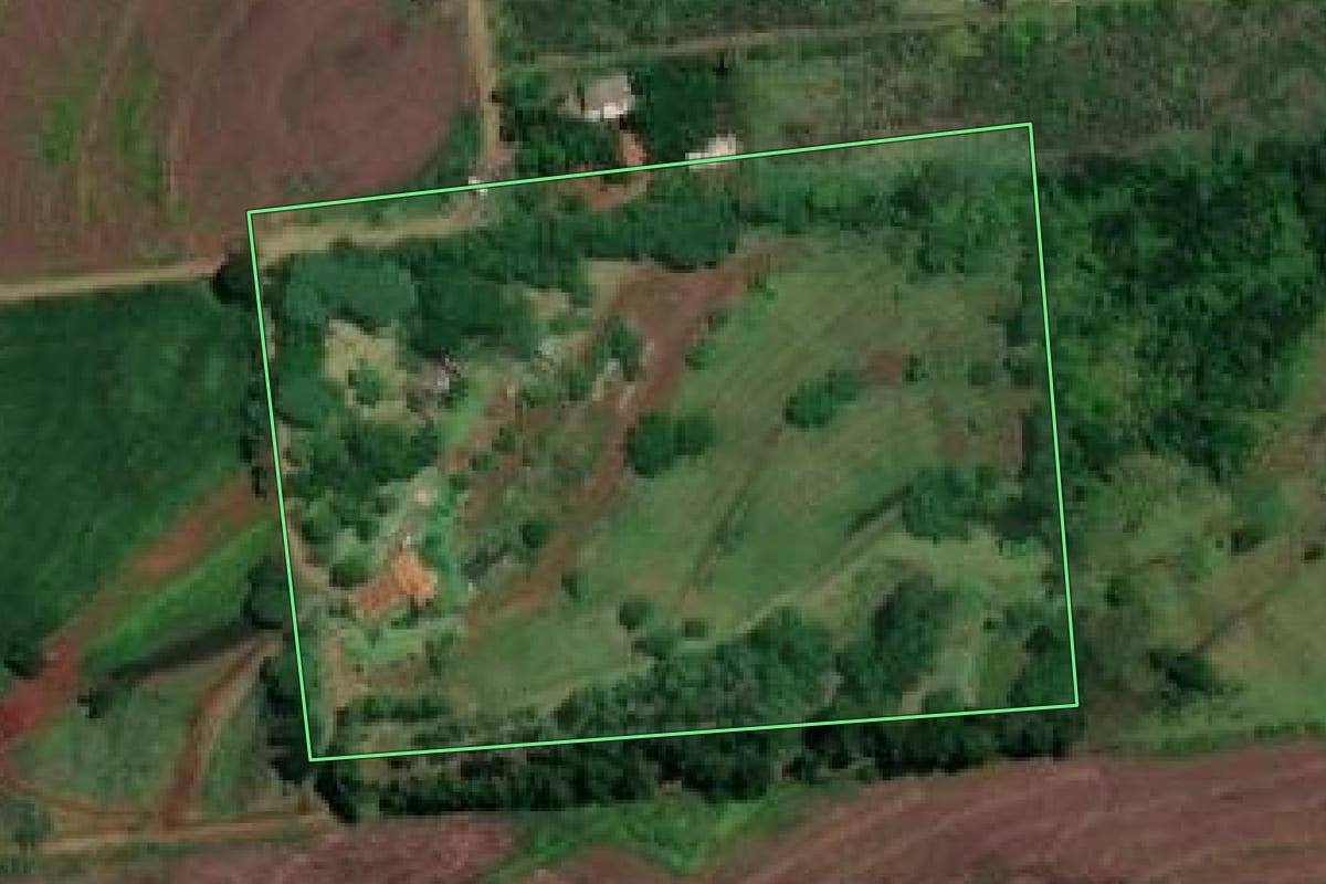 Imagem de satélite do imóvel rural em Ibiporã (PR), com o contorno declarado no CAR desenhado por cima.