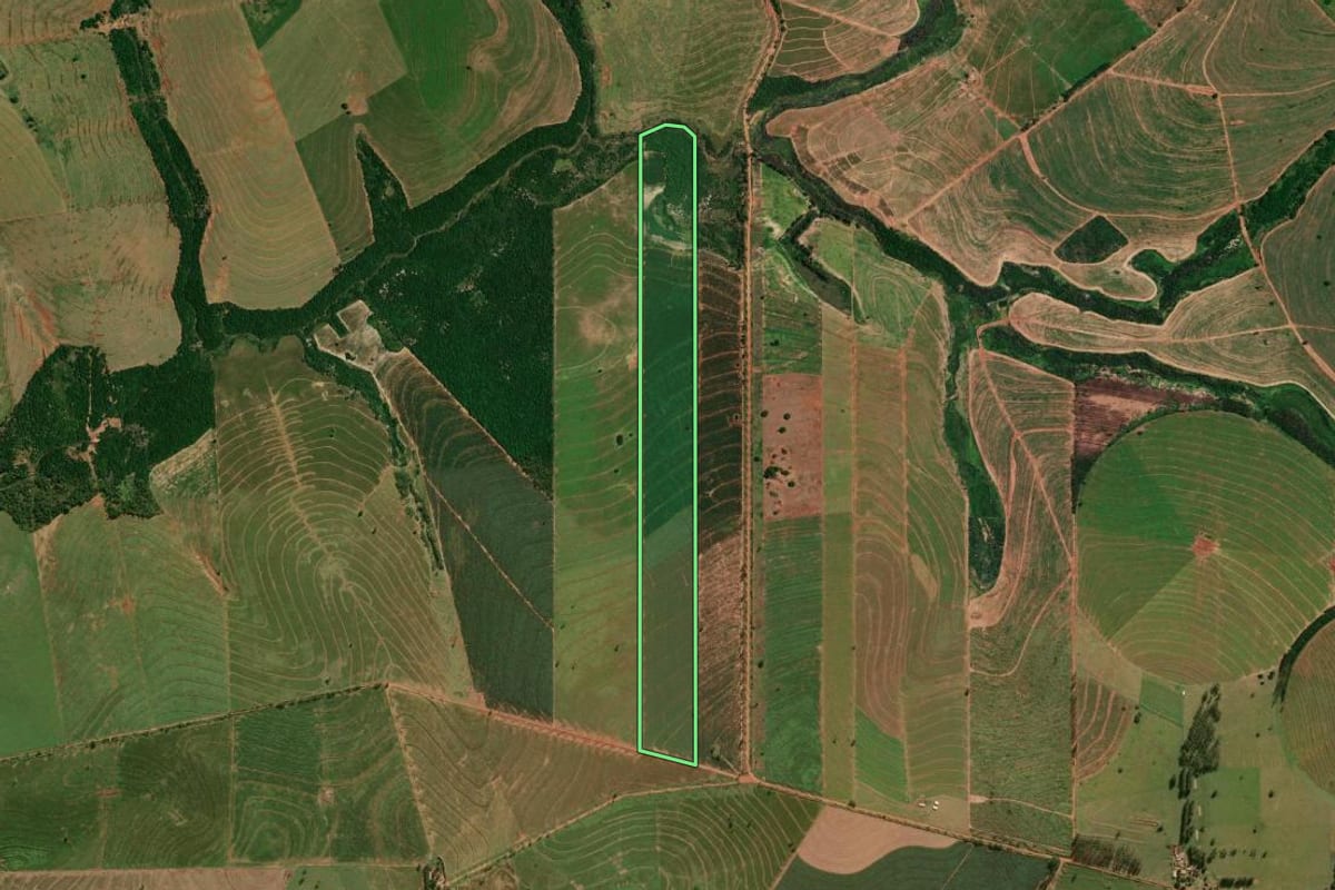 Imagem de satélite do imóvel rural em Icaraíma (PR), com o contorno declarado no CAR desenhado por cima.