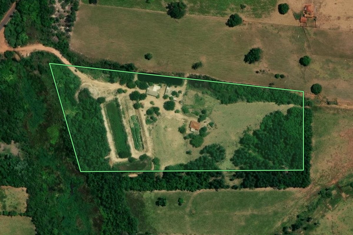 Imagem de satélite do imóvel rural em Icaraíma (PR), com o contorno declarado no CAR desenhado por cima.