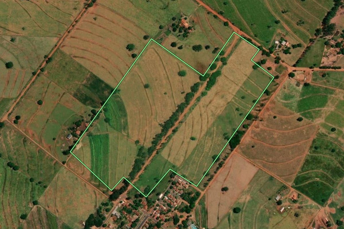 Imagem de satélite do imóvel rural em Icaraíma (PR), com o contorno declarado no CAR desenhado por cima.