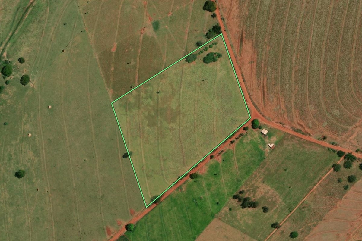 Imagem de satélite do imóvel rural em Icaraíma (PR), com o contorno declarado no CAR desenhado por cima.
