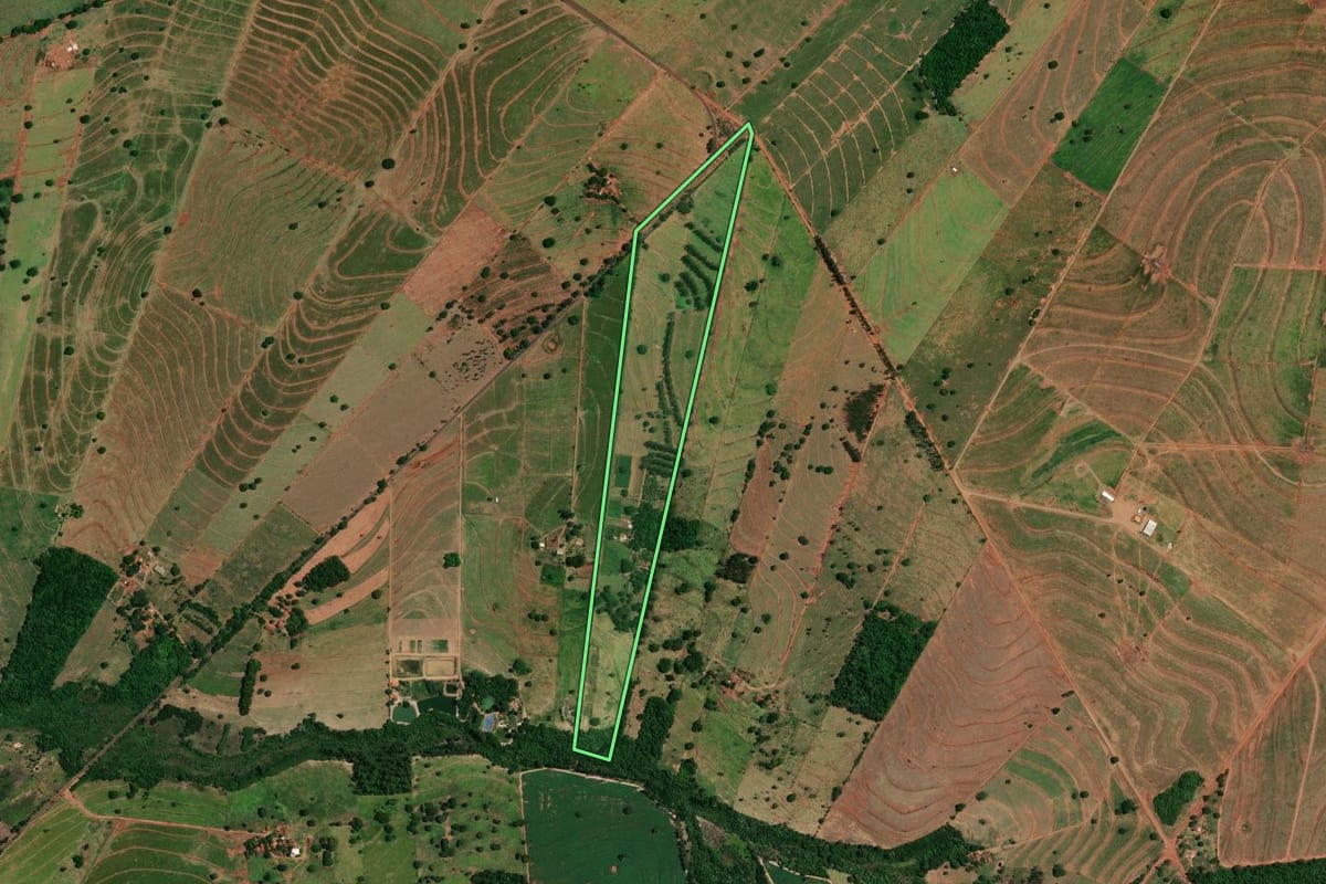 Imagem de satélite do imóvel rural em Icaraíma (PR), com o contorno declarado no CAR desenhado por cima.