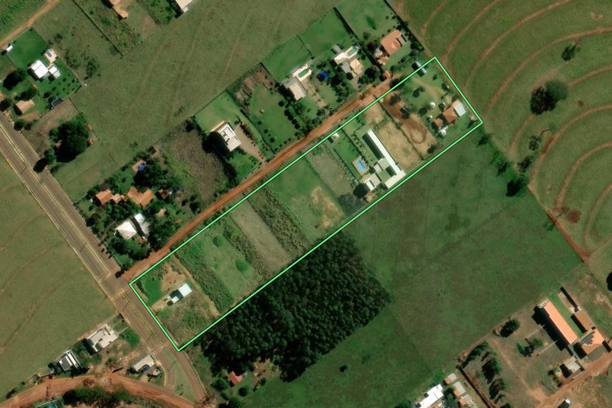 Imagem de satélite do imóvel rural em Icaraíma (PR), com o contorno declarado no CAR desenhado por cima.