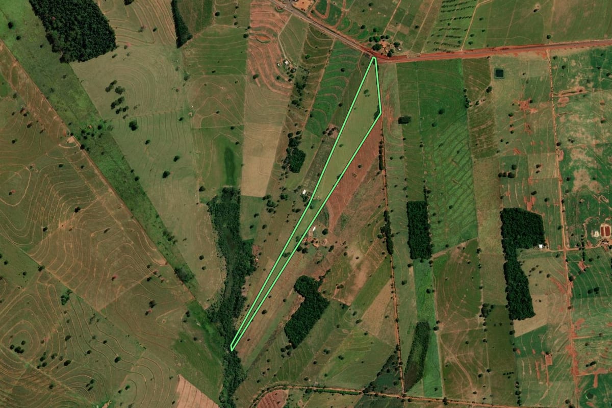 Imagem de satélite do imóvel rural em Icaraíma (PR), com o contorno declarado no CAR desenhado por cima.