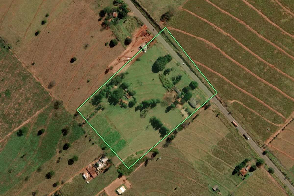 Imagem de satélite do imóvel rural em Icaraíma (PR), com o contorno declarado no CAR desenhado por cima.
