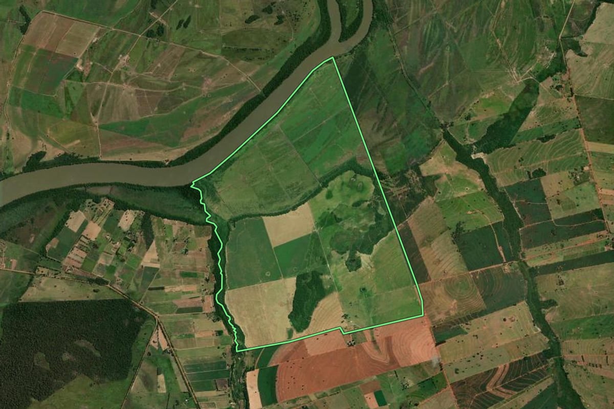 Imagem de satélite do imóvel rural em Icaraíma (PR), com o contorno declarado no CAR desenhado por cima.