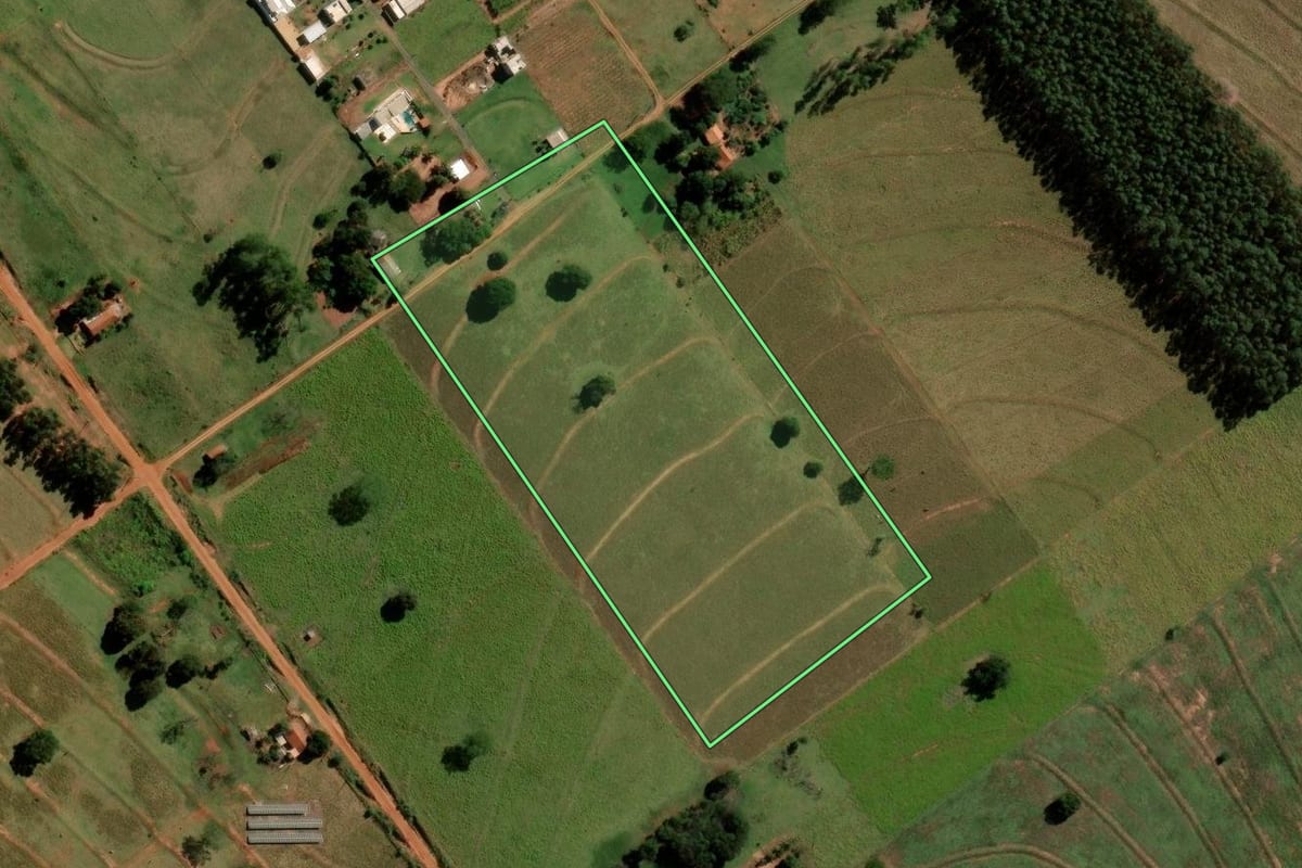 Imagem de satélite do imóvel rural em Icaraíma (PR), com o contorno declarado no CAR desenhado por cima.