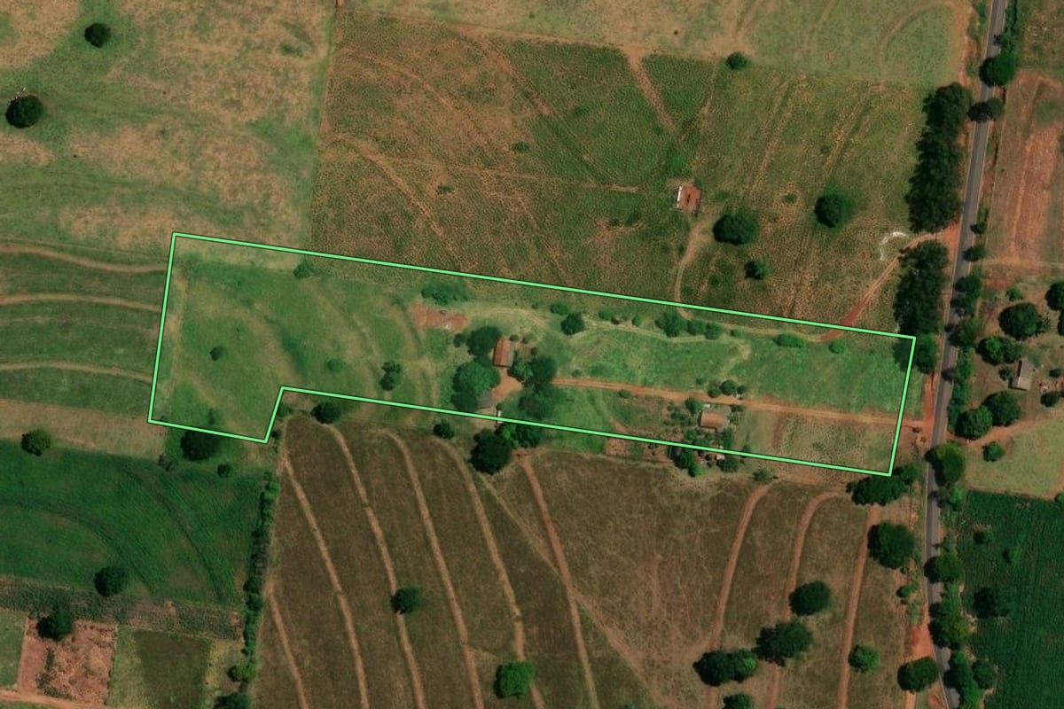 Imagem de satélite do imóvel rural em Icaraíma (PR), com o contorno declarado no CAR desenhado por cima.