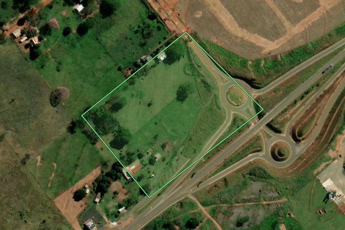 Imagem de satélite do imóvel rural em Icaraíma (PR), com o contorno declarado no CAR desenhado por cima.