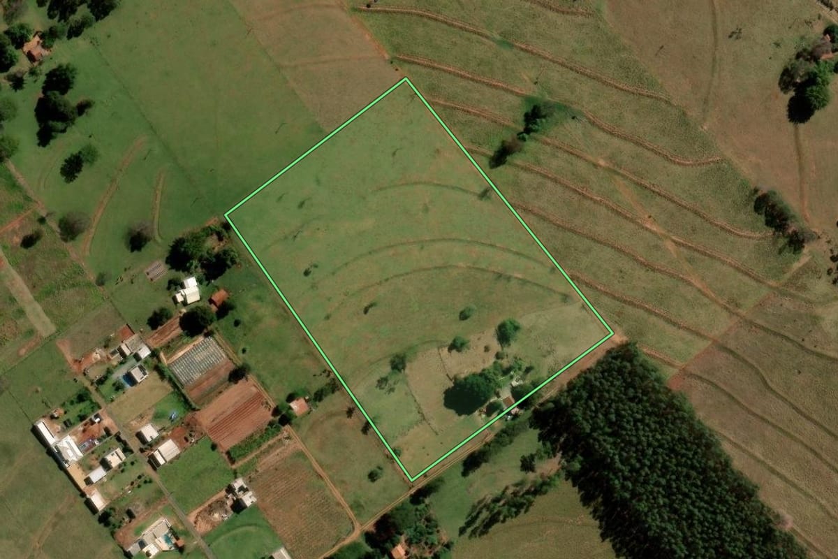 Imagem de satélite do imóvel rural em Icaraíma (PR), com o contorno declarado no CAR desenhado por cima.
