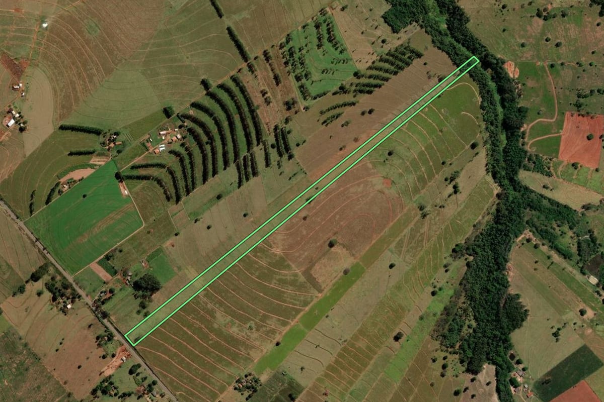 Imagem de satélite do imóvel rural em Icaraíma (PR), com o contorno declarado no CAR desenhado por cima.