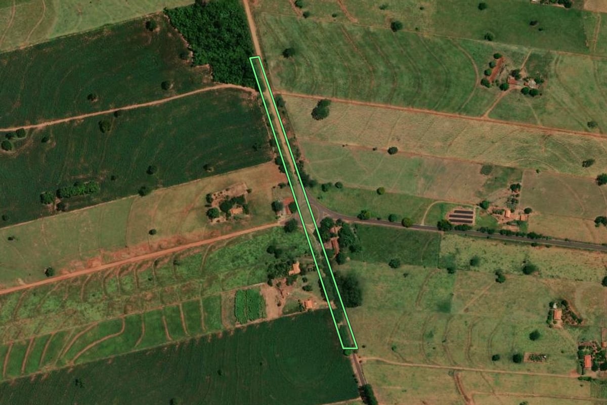Imagem de satélite do imóvel rural em Icaraíma (PR), com o contorno declarado no CAR desenhado por cima.