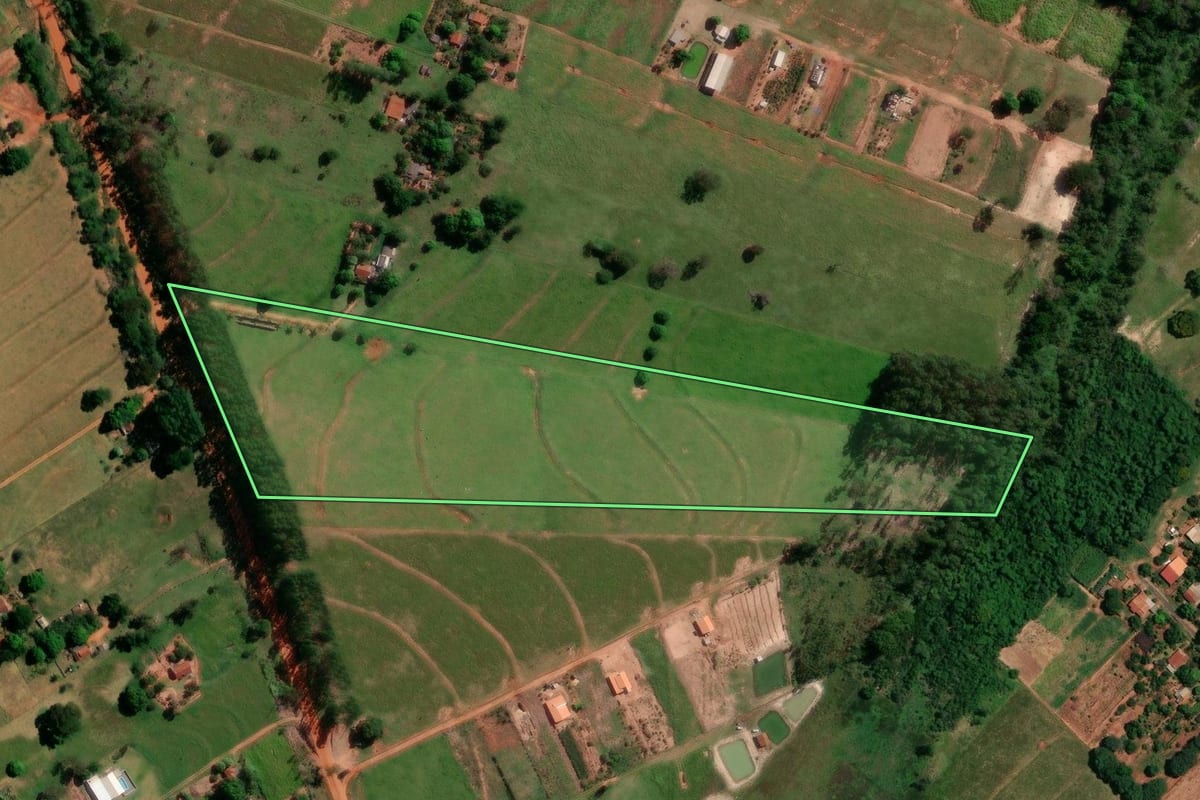 Imagem de satélite do imóvel rural em Icaraíma (PR), com o contorno declarado no CAR desenhado por cima.
