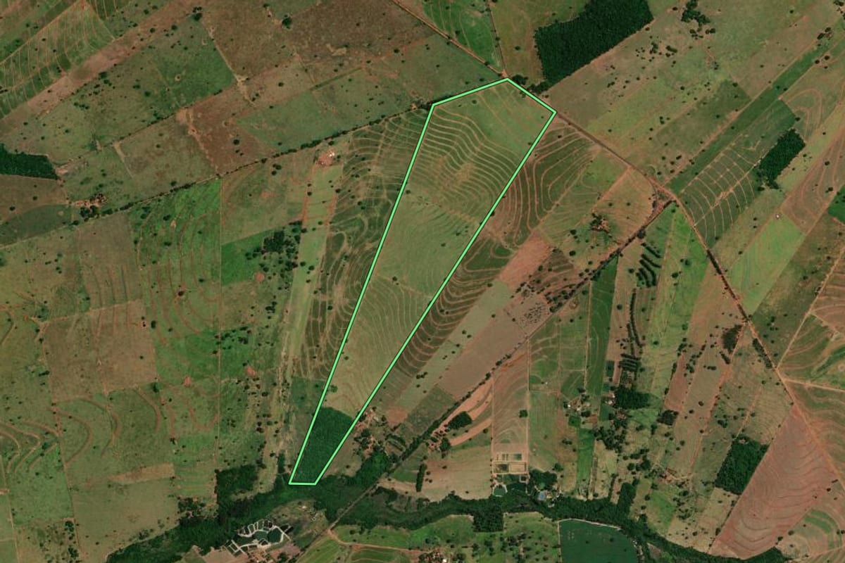 Imagem de satélite do imóvel rural em Icaraíma (PR), com o contorno declarado no CAR desenhado por cima.