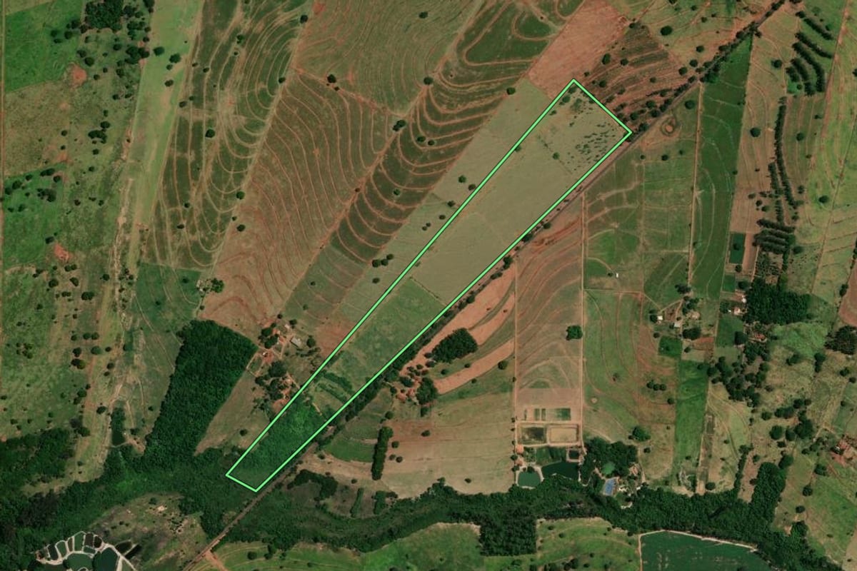 Imagem de satélite do imóvel rural em Icaraíma (PR), com o contorno declarado no CAR desenhado por cima.