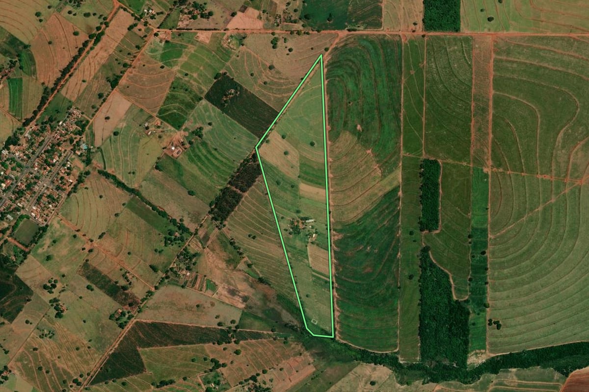 Imagem de satélite do imóvel rural em Icaraíma (PR), com o contorno declarado no CAR desenhado por cima.