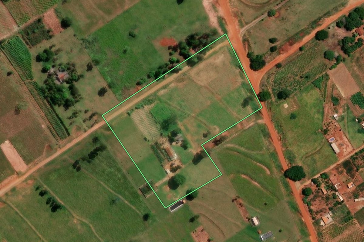 Imagem de satélite do imóvel rural em Icaraíma (PR), com o contorno declarado no CAR desenhado por cima.