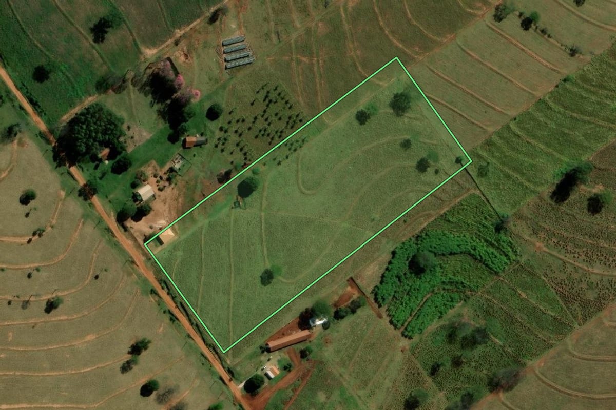 Imagem de satélite do imóvel rural em Icaraíma (PR), com o contorno declarado no CAR desenhado por cima.