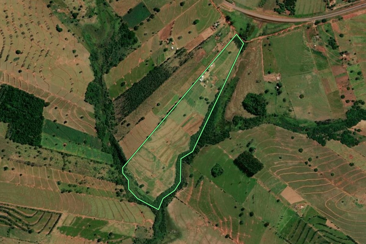 Imagem de satélite do imóvel rural em Icaraíma (PR), com o contorno declarado no CAR desenhado por cima.