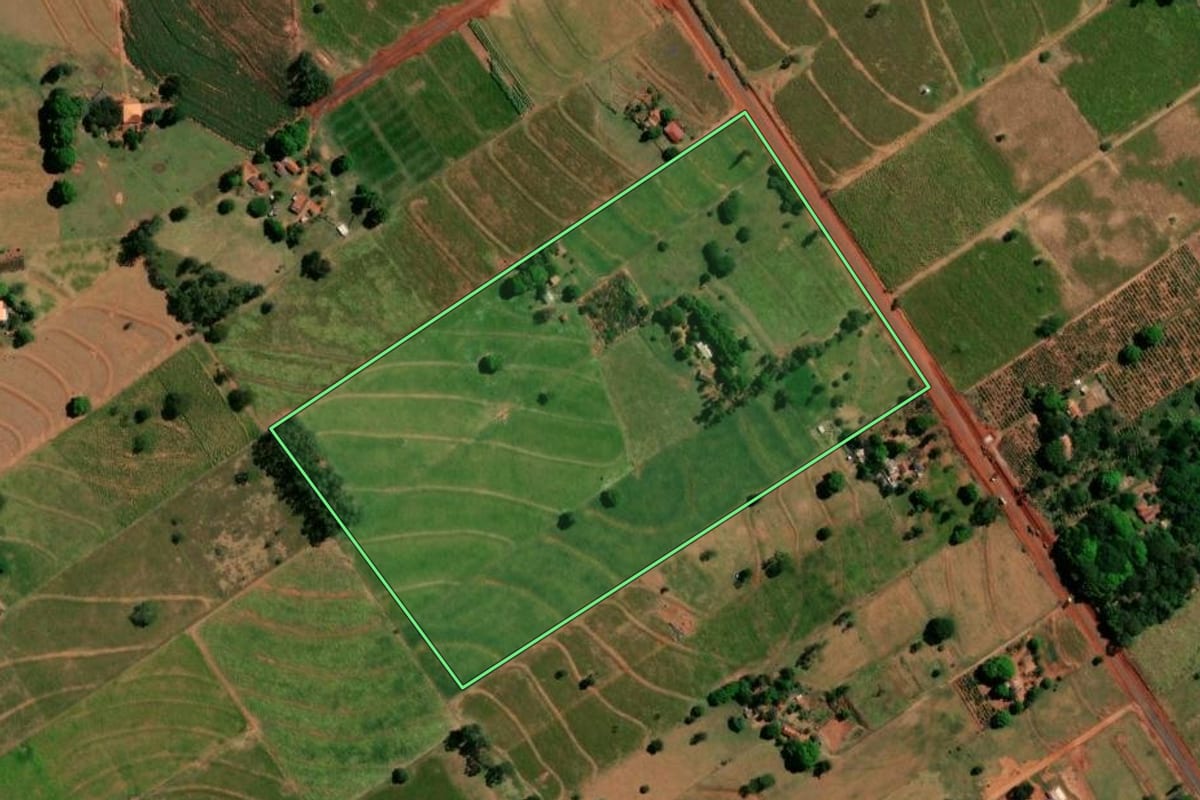 Imagem de satélite do imóvel rural em Icaraíma (PR), com o contorno declarado no CAR desenhado por cima.