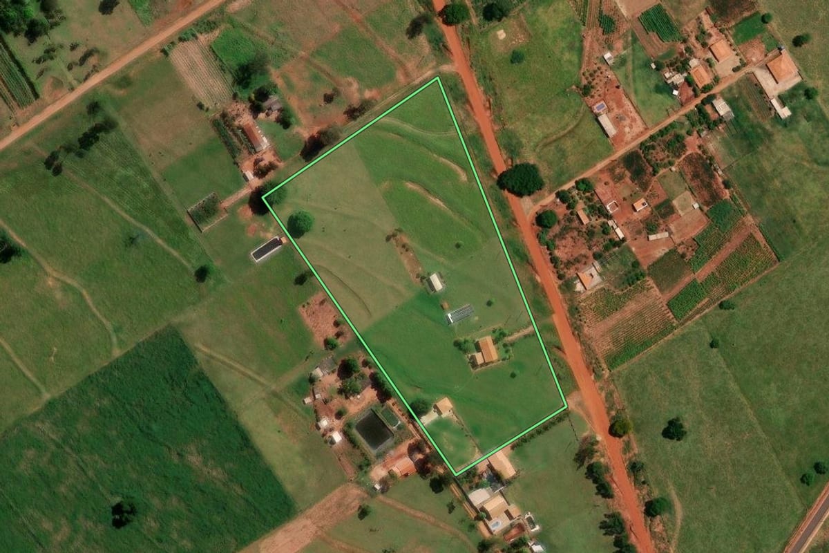Imagem de satélite do imóvel rural em Icaraíma (PR), com o contorno declarado no CAR desenhado por cima.