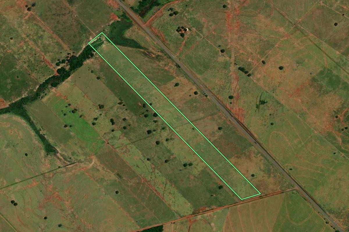 Imagem de satélite do imóvel rural em Icaraíma (PR), com o contorno declarado no CAR desenhado por cima.