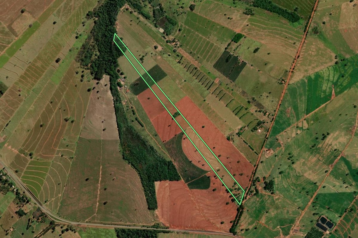 Imagem de satélite do imóvel rural em Icaraíma (PR), com o contorno declarado no CAR desenhado por cima.