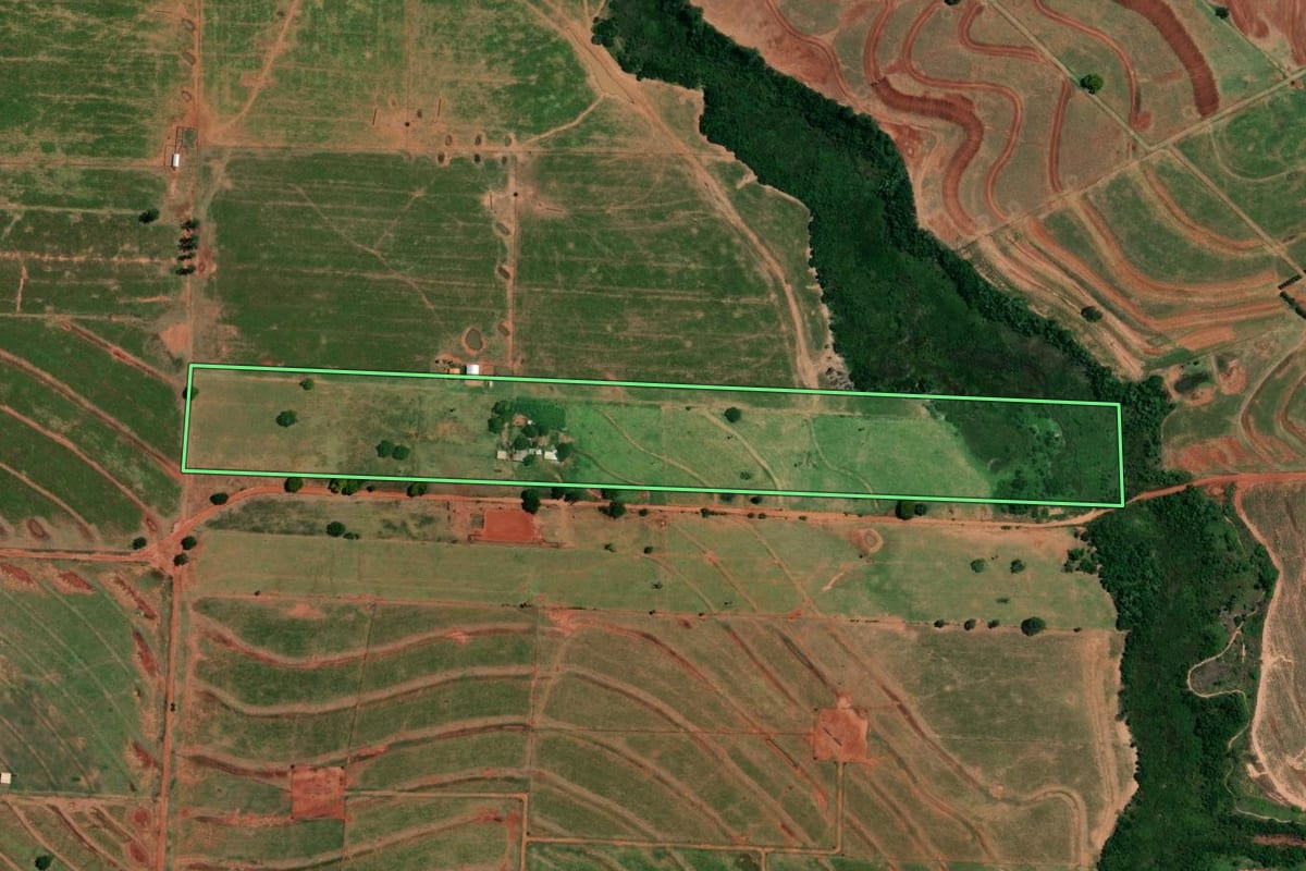 Imagem de satélite do imóvel rural em Icaraíma (PR), com o contorno declarado no CAR desenhado por cima.