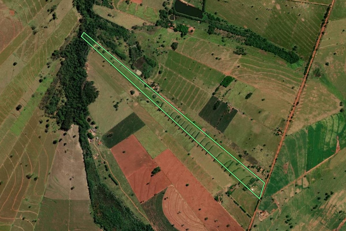 Imagem de satélite do imóvel rural em Icaraíma (PR), com o contorno declarado no CAR desenhado por cima.